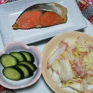 白菜と蟹カマ炒めと焼き紅鮭と糠漬けの朝食☆